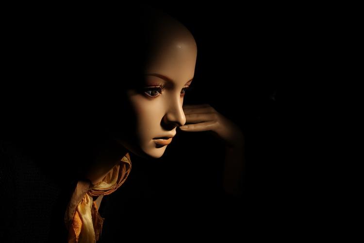 为什么头顶灯照起来人很丑