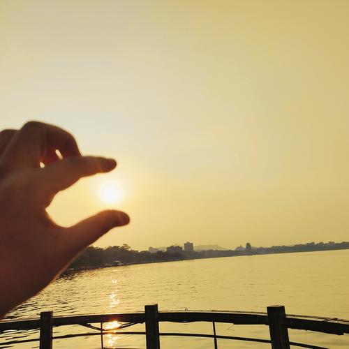 为什么我在太阳下照镜不丑在光线暗的地方照很丑