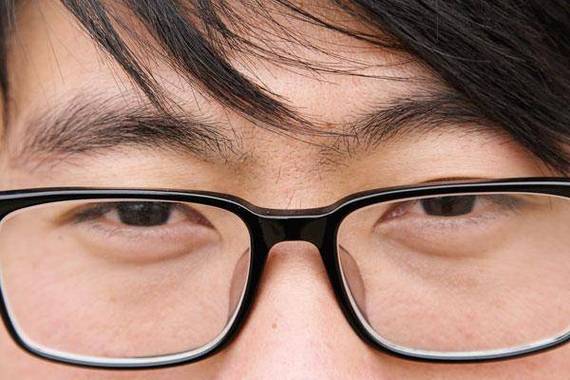 ...光从侧面对着自己的脸就很帅。而白天照镜子就很丑。