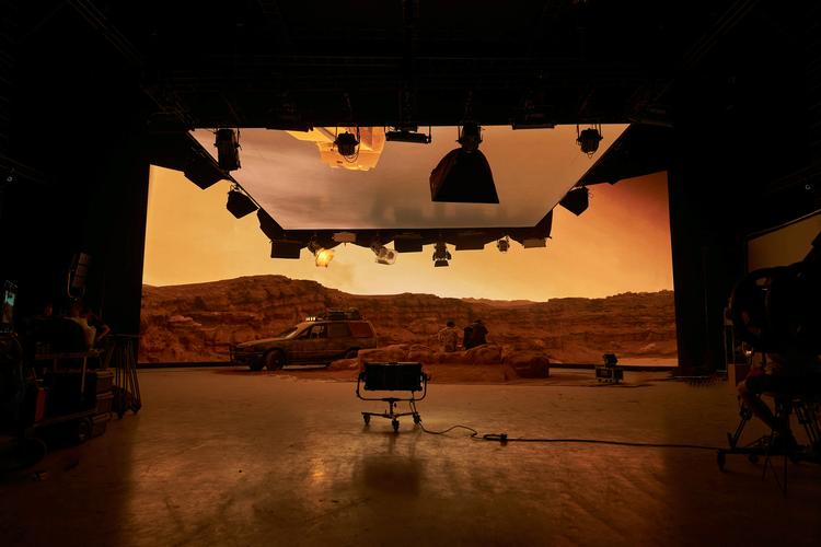 摄影棚里的灯光是如何布置的?