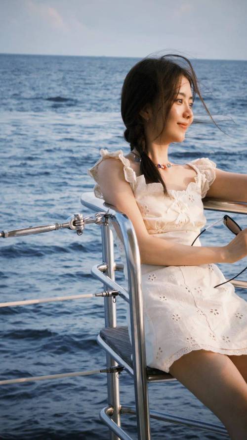 拍毕业照女同学学一下女明星海边拍照姿势?