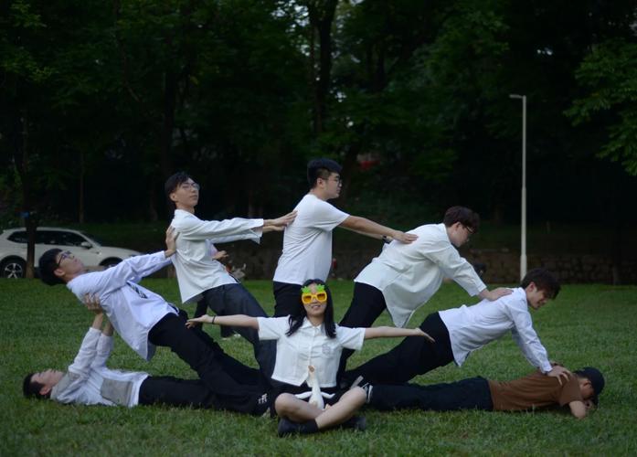 四人合影拍照姿势大全图1