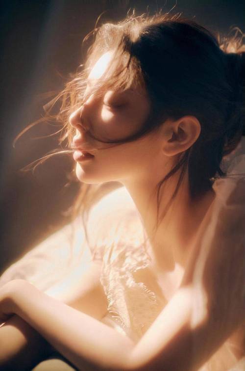 什么颜色的灯光照人显白