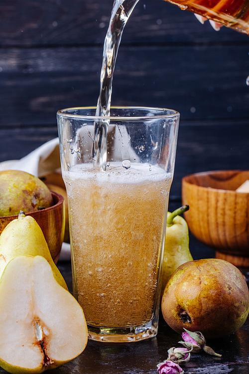 我拿一瓶饮料放在桌子上拍摄,会把桌子和饮料一起拍下来,怎样做到不把...