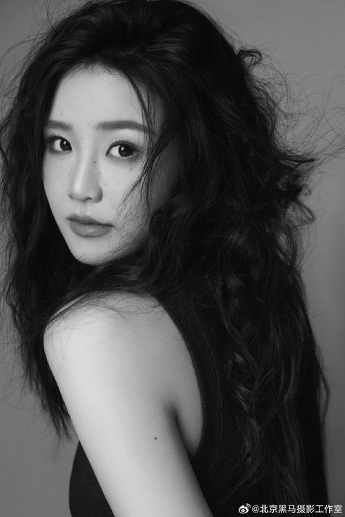 肖像摄影中常有的“全黑”背景是怎么拍摄的?