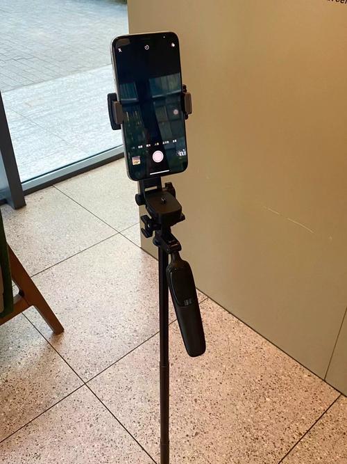 怎样在手机支架上拍照显高