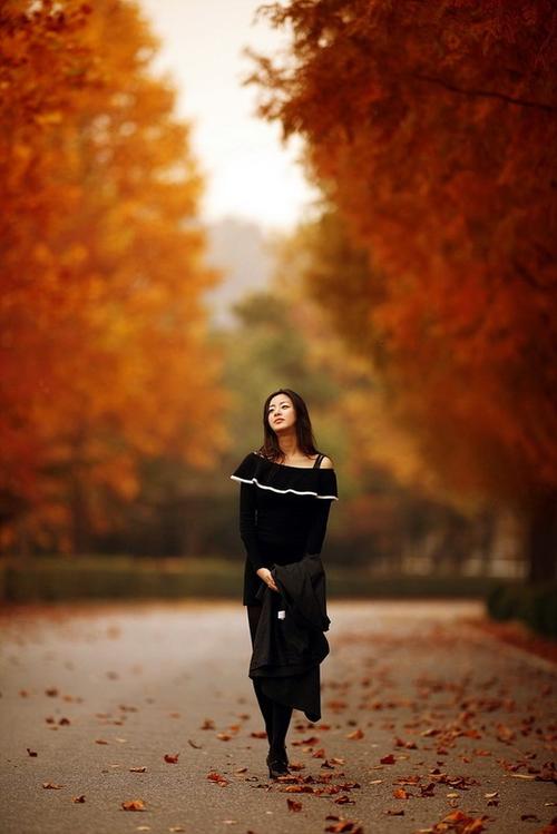 如何用手机拍出人物清晰背景虚化的照片