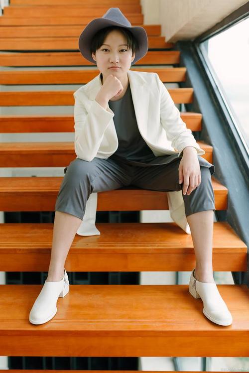 拍照姿势怎么摆女生坐着带桌子有花图2