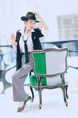 室内人物摄影姿势