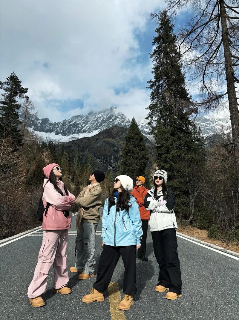 和朋友出游合照时摆什么姿势比较有创意?