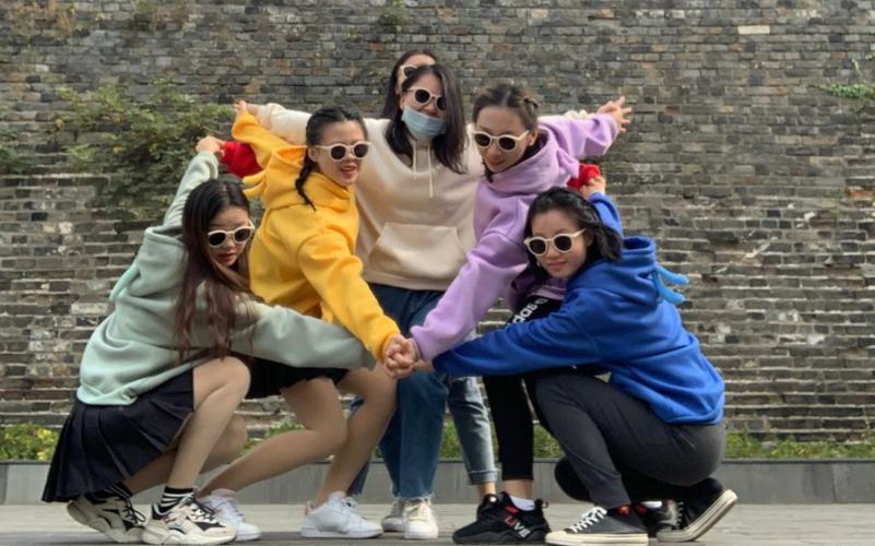 拍照片摆什么姿势最好看多人图1