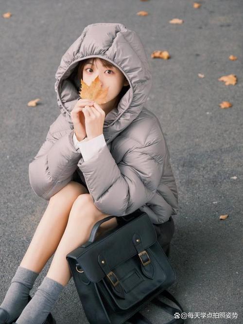 拍照姿势怎么摆女生冬天晩上图2