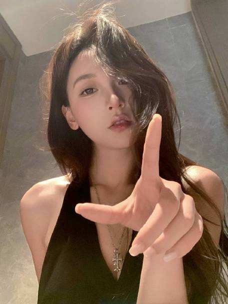 单人拍照姿势怎么摆女生自拍图2