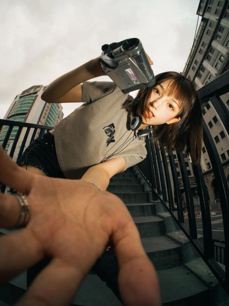 单人拍照姿势怎么摆女生自拍图3