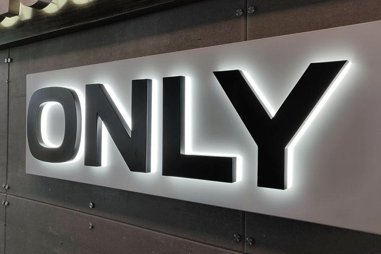 背打光钛金字图片图1