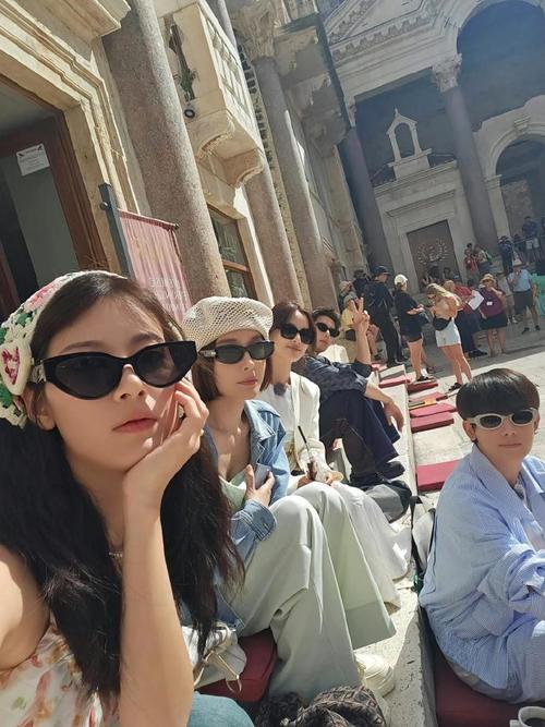 拍照姿势多人怎么形容图1