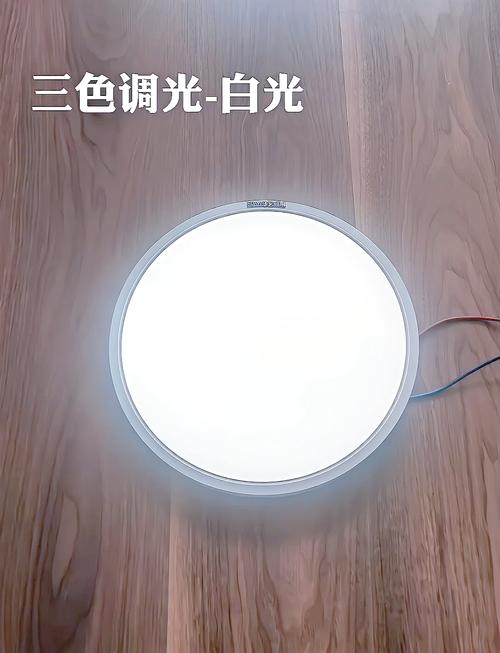 摄影时什么情况下使用黄光灯和白光灯