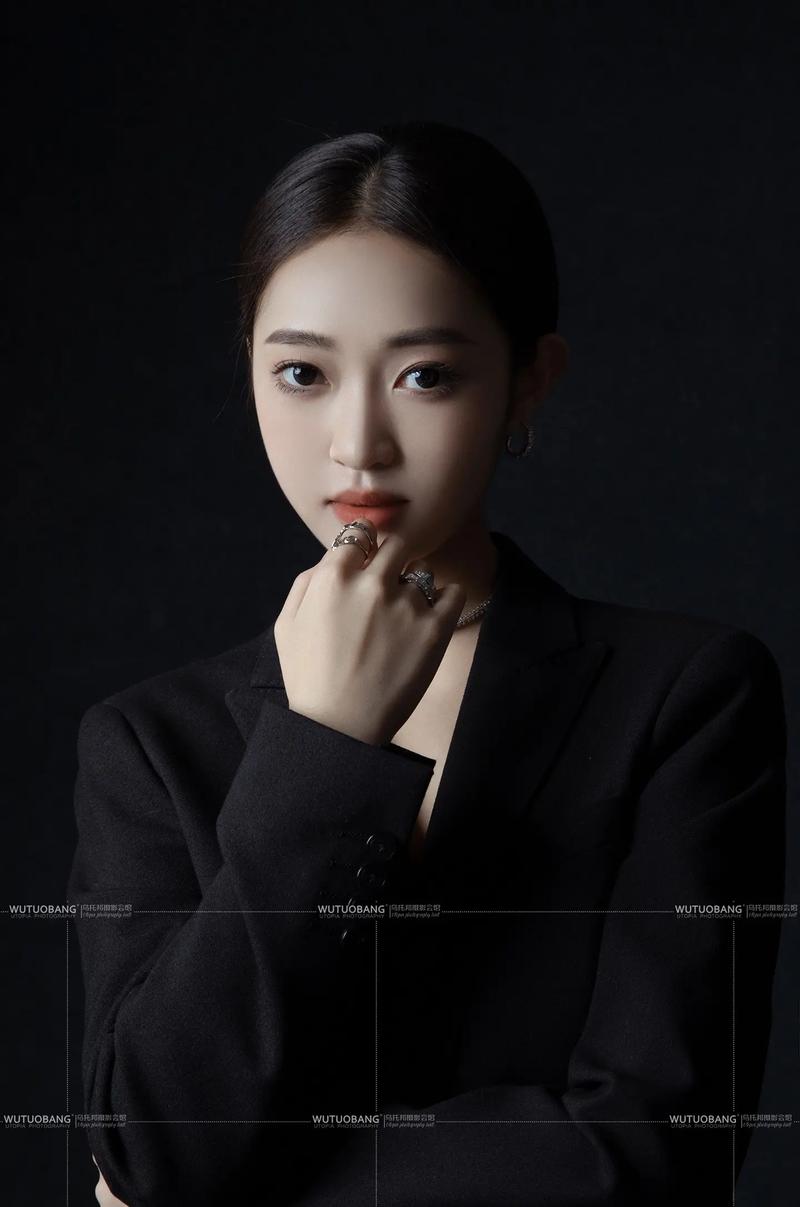 穿正装拍形象照怎么形容