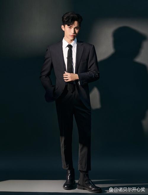 17岁男生穿西装摆什么姿势拍照帅
