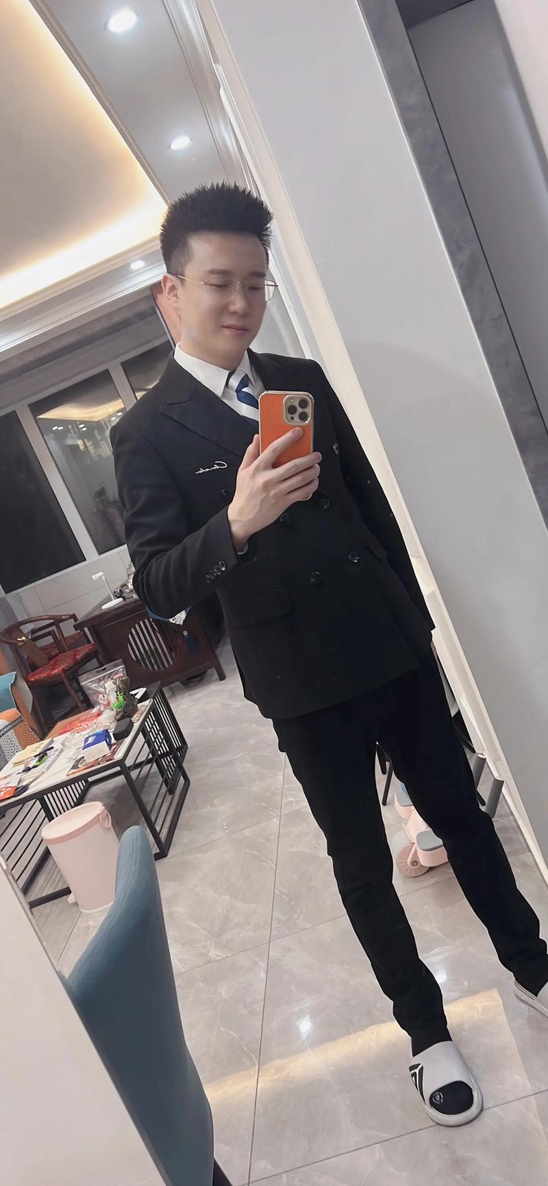 男生穿西装自拍时应该考虑哪些方面?