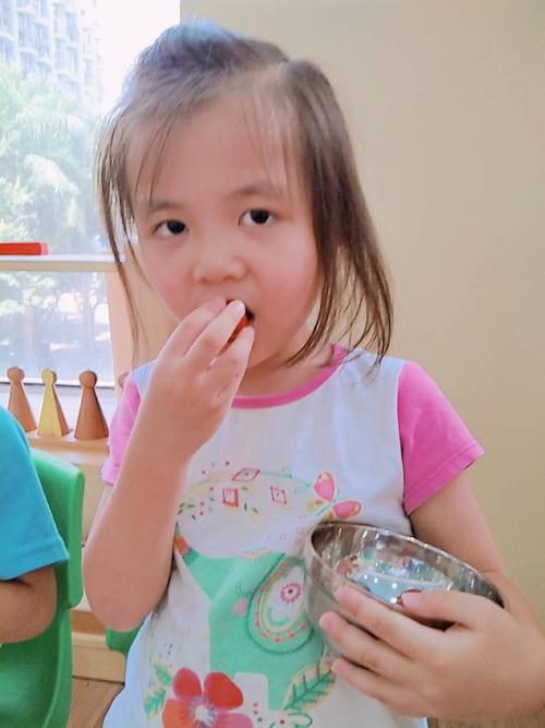 小女孩死前的四张相片,凶手是谁为什么?(猜的就不用回答了)