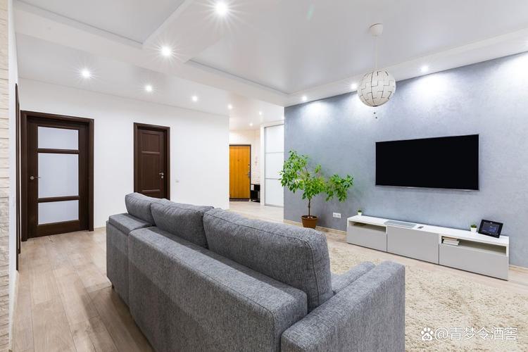 装修时客厅吊顶装筒灯好,还是射灯好?