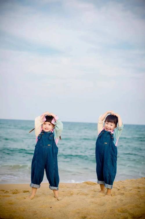 海边拍照技巧怎么摆姿势亲子图1