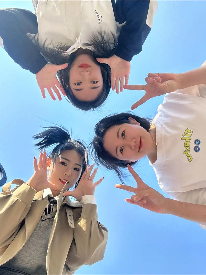 三人拍照姿势怎么摆女生的图1