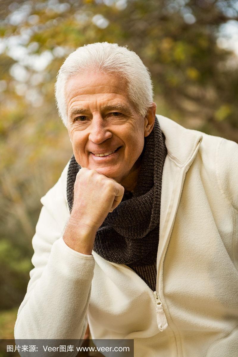 中老年男士拍照怎么摆姿势呢?