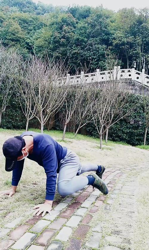 登山拍照的姿势大全图1