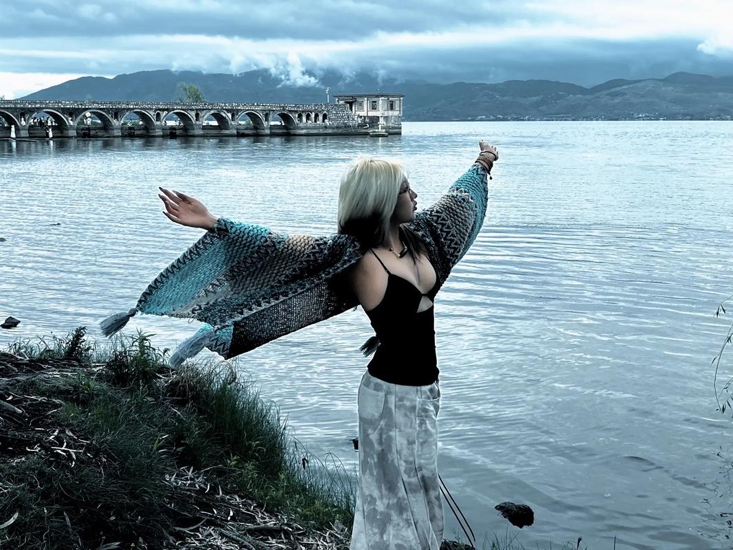 十个简单站立拍照姿势山顶图3