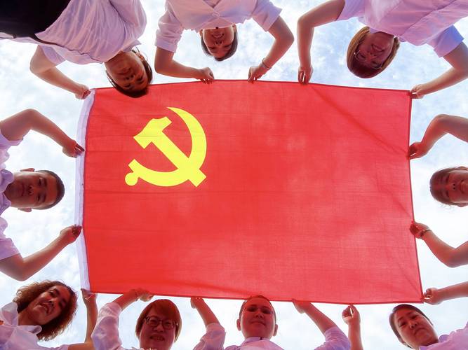 面对党旗宣誓的照片怎么拍好看