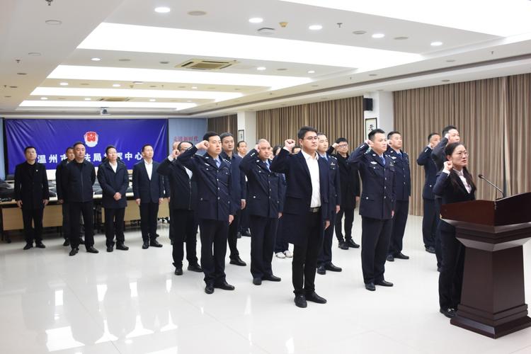 正确的宣誓姿势有哪些图1