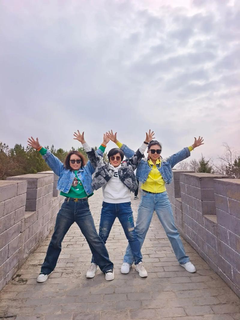 和朋友出游合照时摆什么姿势比较有创意你知道吗?