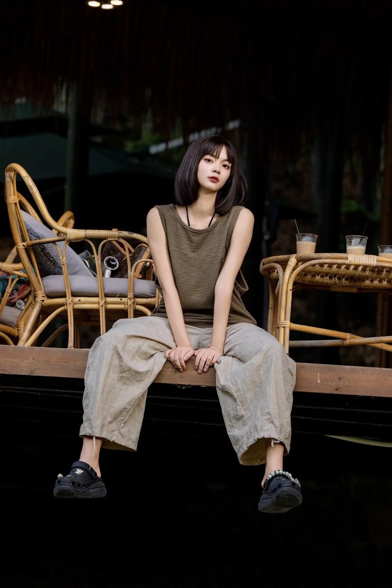 女生拍照哪些姿势才会显得拍照比较酷酷的感觉