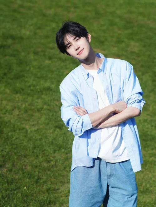 男生拍照pose大全,用简单自然的姿势,你也能拍照帅气有风格