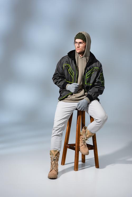 坐椅子拍照姿势大全男图1