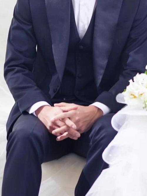 坐椅子拍照姿势大全男图2