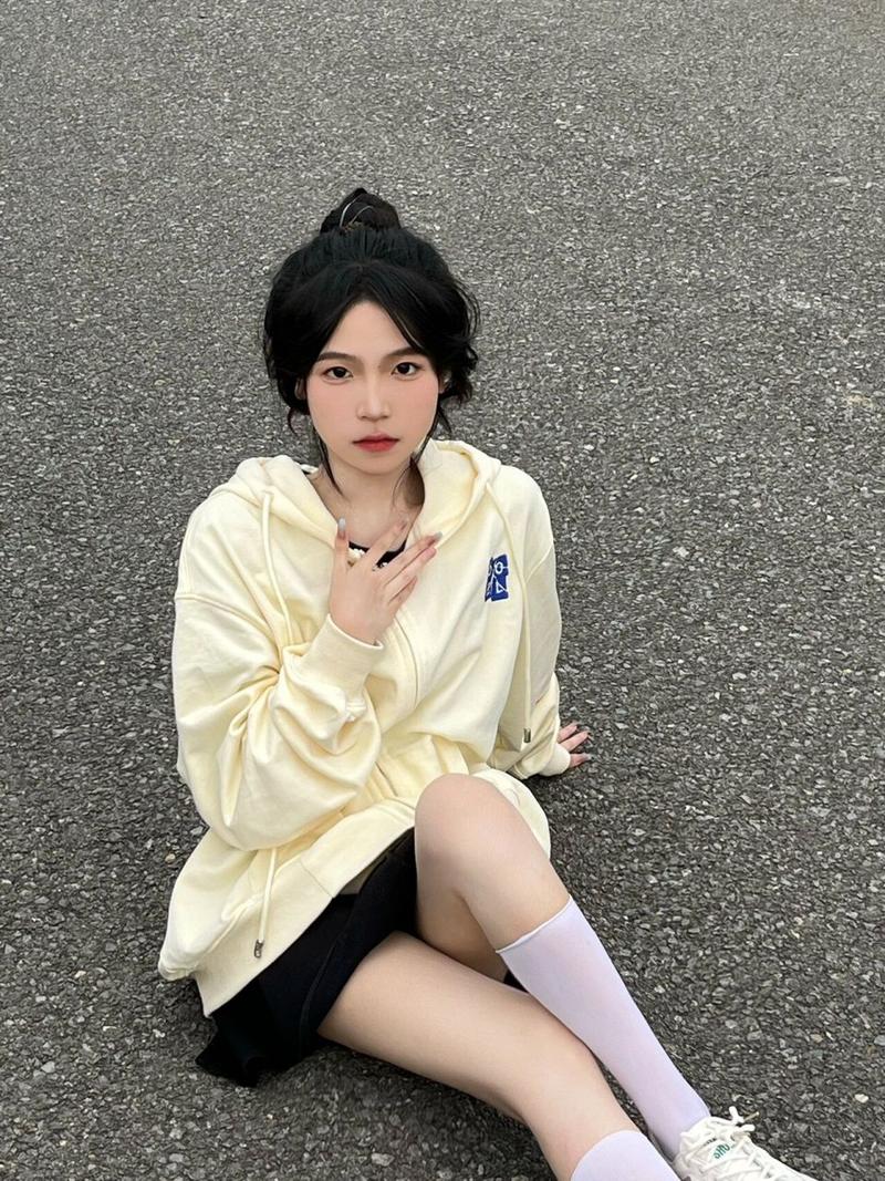 坐在椅子上怎么摆姿势拍照好看图2