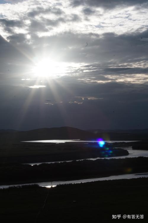 如何在逆光条件下用手机拍出唯美的风景照片?