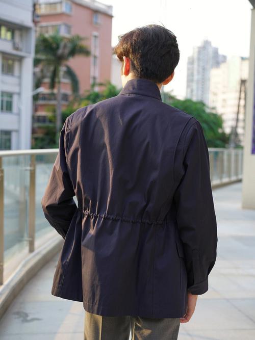 男生穿这件藏青色运动夹克搭配什么颜色的裤子呢?