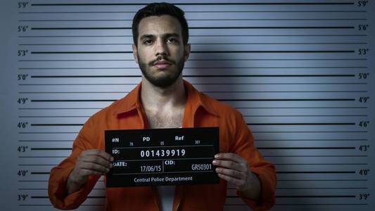 在哪能拍的像监狱犯人拿姓名牌的照片,,后面有身高什么的。