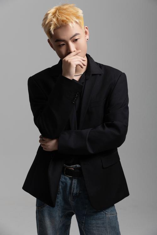 中老年男士拍照怎么摆姿势呢?