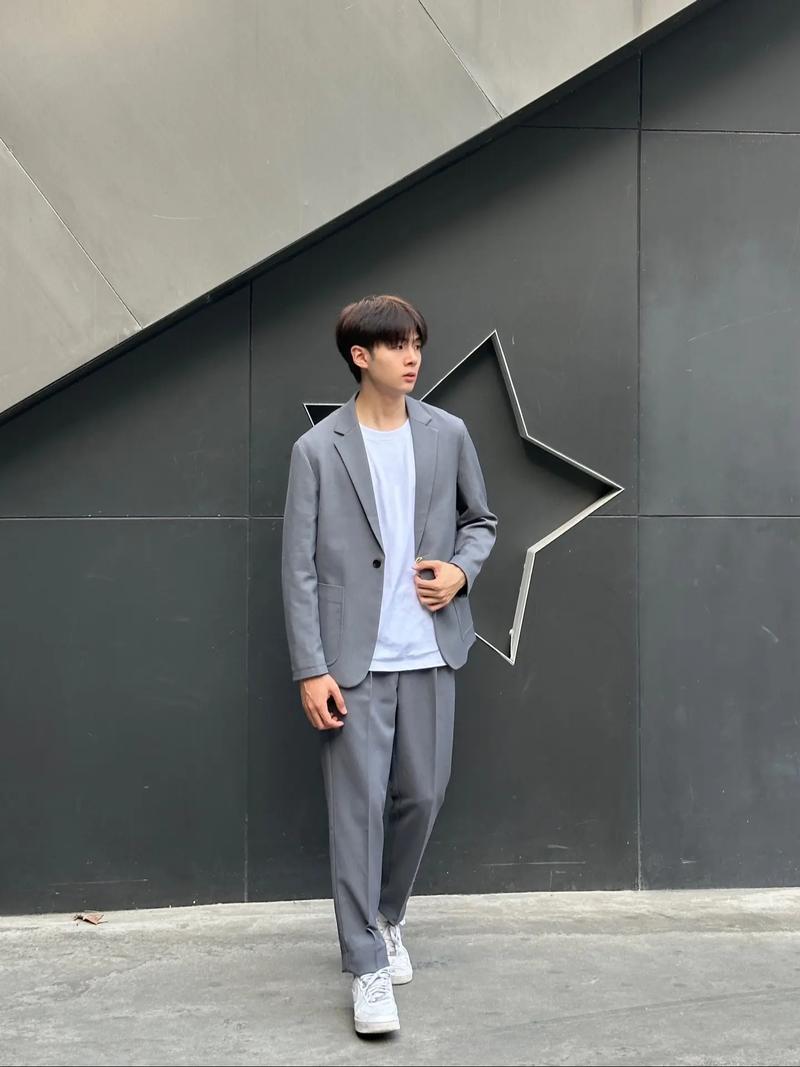17岁男生穿西装摆什么姿势拍照帅