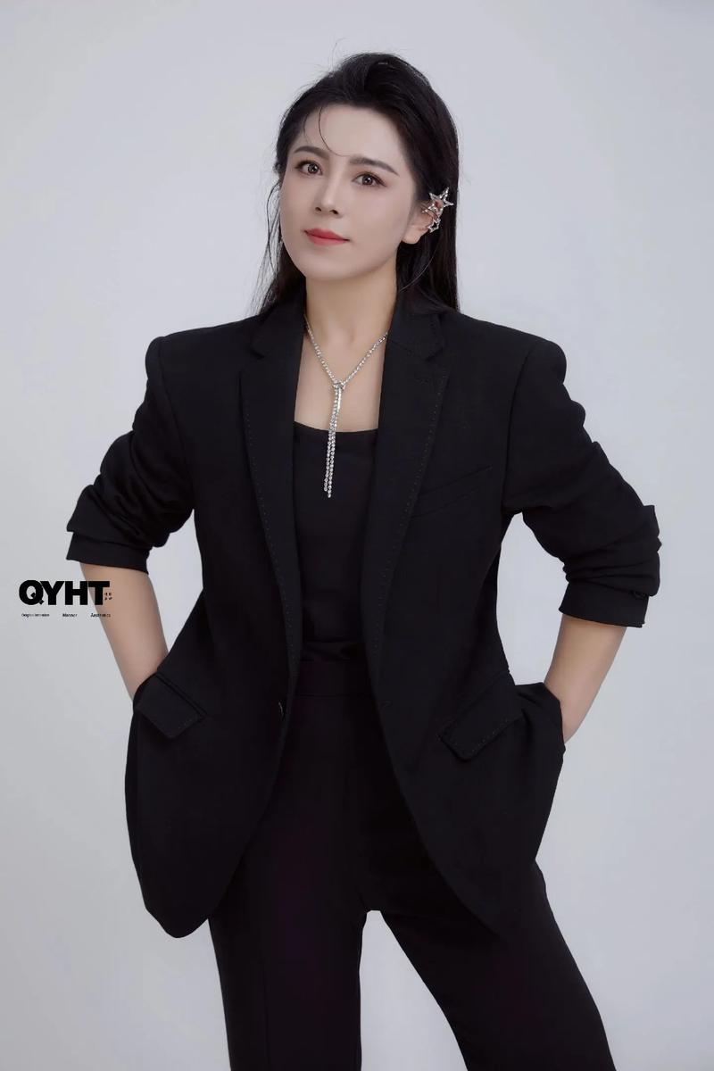 穿正装拍形象照怎么形容