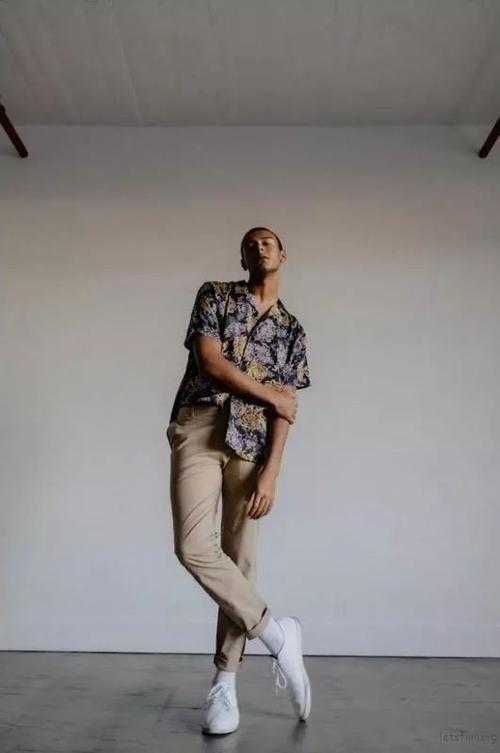 男生拍照姿势怎么摆?