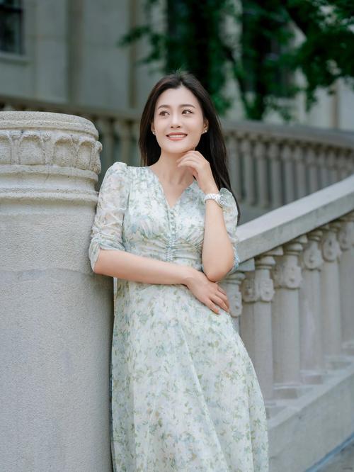 女士照相摆什么姿势好看