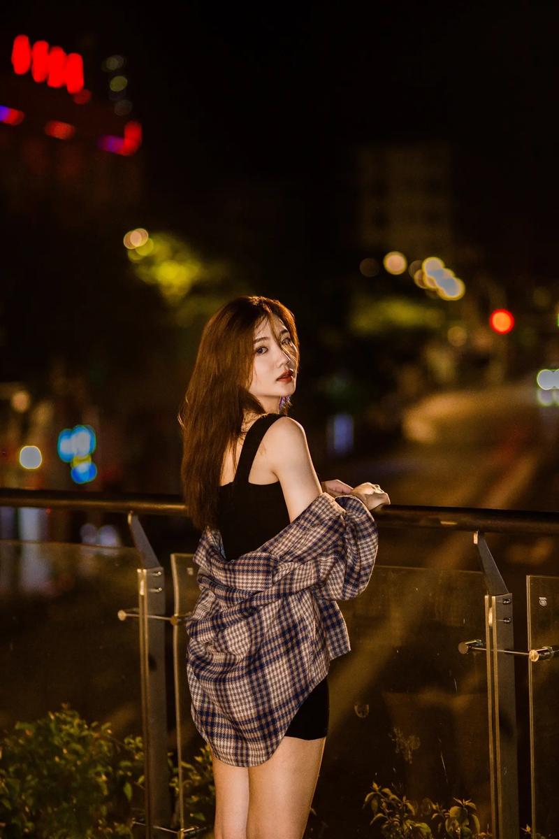 拍照如何打灯光