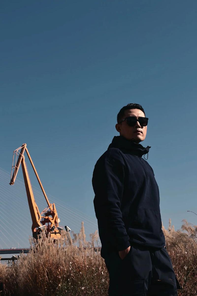 照相时男的单个人适合摆哪些姿势?