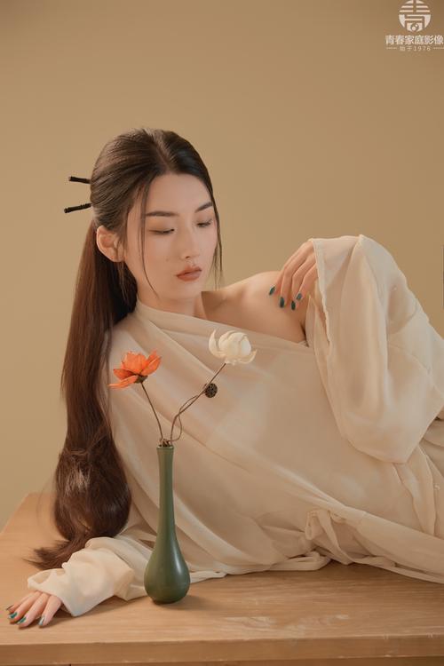 汉服拍照姿势怎么摆女生的衣服图2